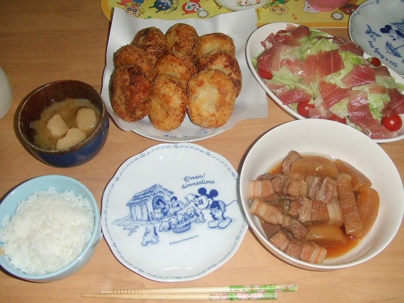 豚の角煮・コロッケ・サラダ・味噌汁